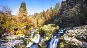 fiume e rocce