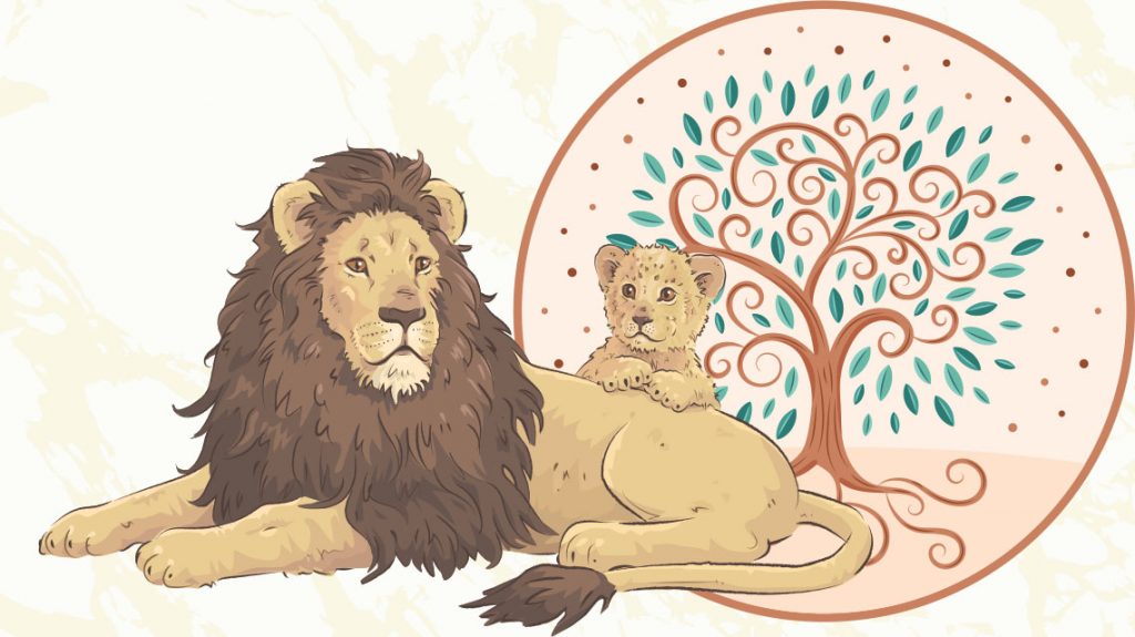 L'immagine mostra un'illustrazione in stile cartoon di un leone adulto sdraiato con una grande criniera marrone scuro, mentre un piccolo cucciolo di leone riposa sulla sua schiena davanti a uno sfondo decorativo con un albero stilizzato.