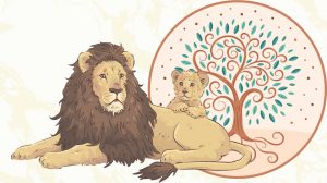 L'immagine mostra un'illustrazione in stile cartoon di un leone adulto sdraiato con una grande criniera marrone scuro, mentre un piccolo cucciolo di leone riposa sulla sua schiena davanti a uno sfondo decorativo con un albero stilizzato.