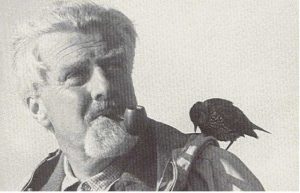 L'immagine mostra l'etologo e premio Nobel austriaco Konrad Lorenz (1903–1989) mentre fuma la pipa con un uccello (uno storno o una taccola) appoggiato sulla spalla, a testimonianza del suo celebre rapporto di confidenza con gli animali