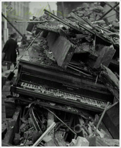 Questa celebre fotografia in bianco e nero, intitolata Piano by Broadwood, è stata scattata da Lee Miller a Londra nel 1940, durante i drammatici bombardamenti del Blitz nella Seconda guerra mondiale.