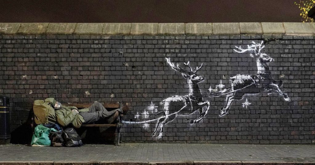 Questo murale di Banksy, apparso a Birmingham nel dicembre del 2019, raffigura due renne dipinte sul muro che sembrano trainare una panchina, trasformando un vero senzatetto di nome Ryan in un Babbo Natale volante.