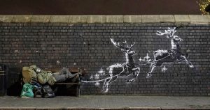 Questo murale di Banksy, apparso a Birmingham nel dicembre del 2019, raffigura due renne dipinte sul muro che sembrano trainare una panchina, trasformando un vero senzatetto di nome Ryan in un Babbo Natale volante.