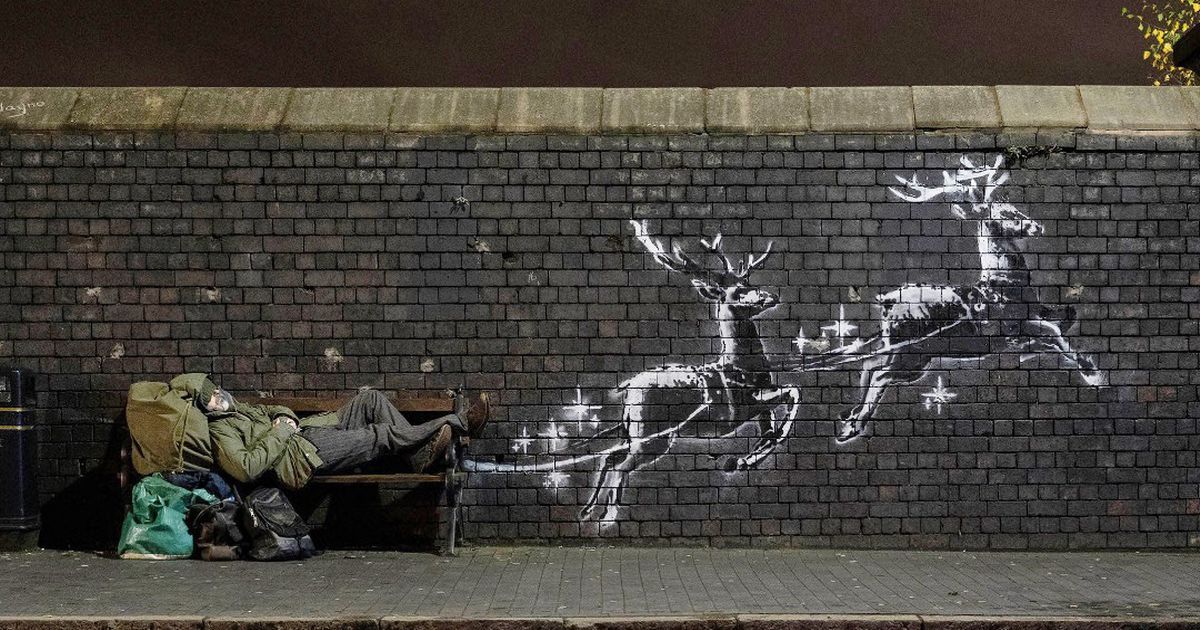 Questo murale di Banksy, apparso a Birmingham nel dicembre del 2019, raffigura due renne dipinte sul muro che sembrano trainare una panchina, trasformando un vero senzatetto di nome Ryan in un Babbo Natale volante.