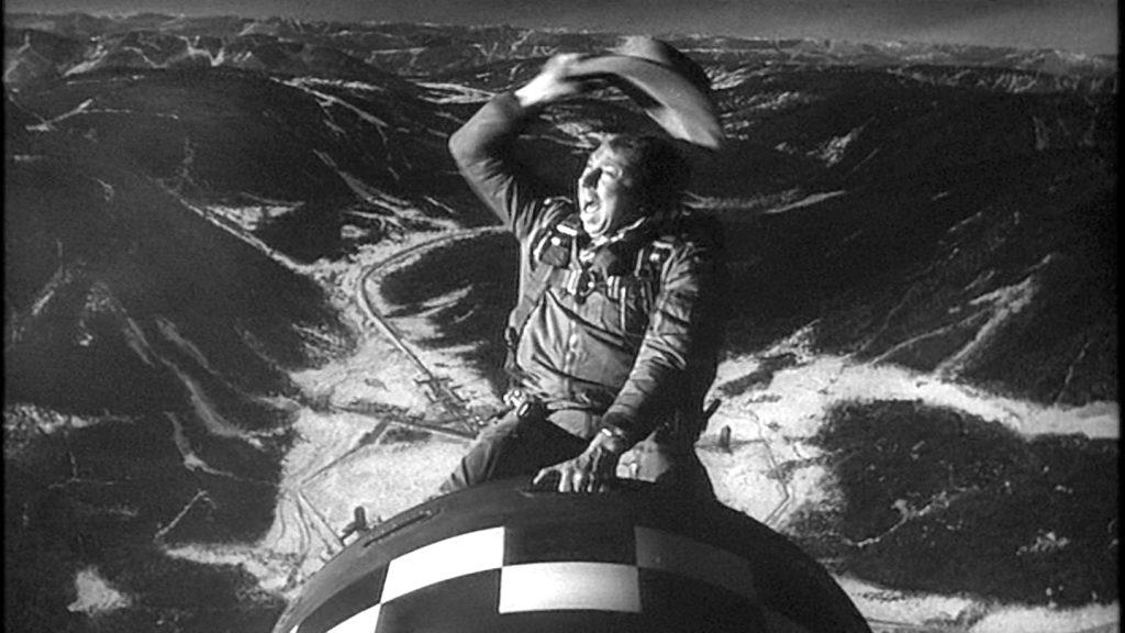 Questa iconica scena mostra l'attore Slim Pickens nel ruolo del Maggiore T.J. "King" Kong che cavalca una bomba atomica agitando il cappello da cowboy nel capolavoro satirico di Stanley Kubrick