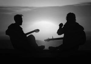 Due persone che suonano la chitarra
