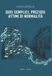 Copertina del libro Quei semplici, preziosi attimi di normalità. La coertina riporta le caracche del campo di concentramento di Auschwitz e un pentagramma con delle note che si liberano nell'aria