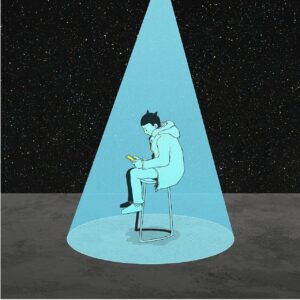 L'immagine mostra una persona seduta su uno sgabello, isolata in un cono di luce blu su uno sfondo scuro stellato mentre guarda uno smartphone, simboleggiando il fenomeno dell'isolamento digitale e dell'alienazione moderna.