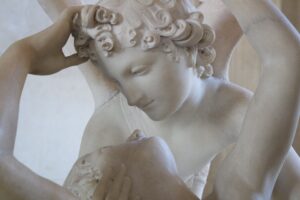 dettaglio della statua di amore e psiche